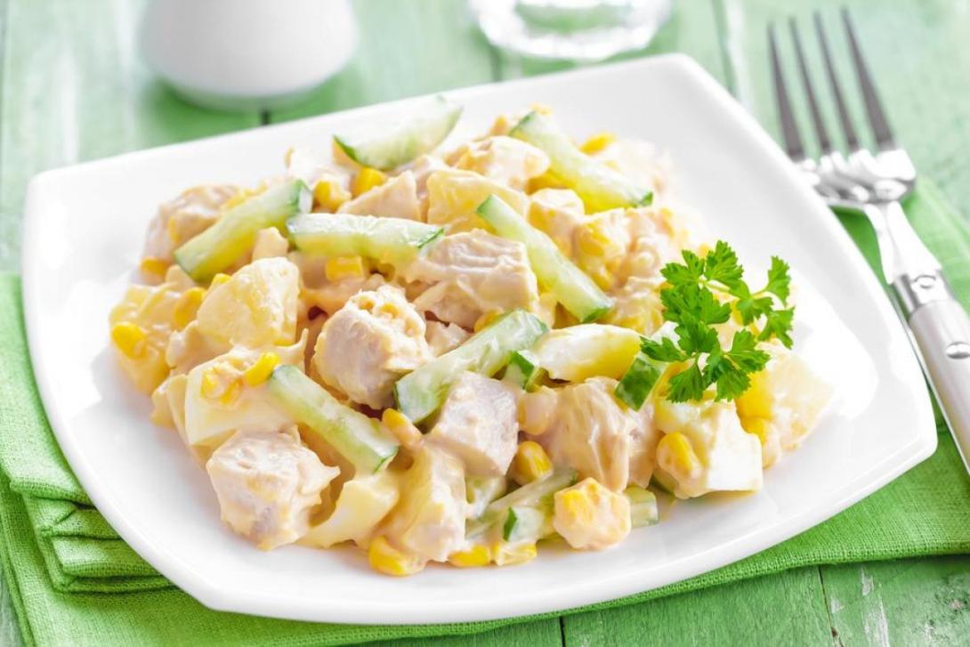 Рецепти салатів з копченою куркою і ананасом