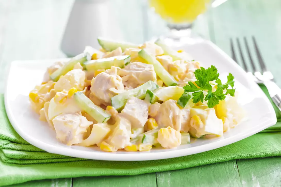 Салат з куркою, кукурудзою і огірком